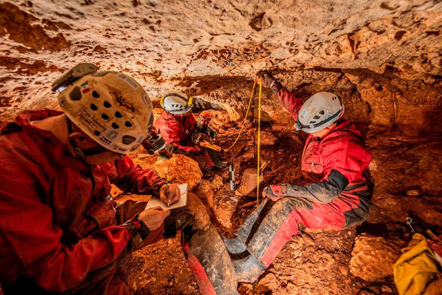 Οι αρχαιολόγοι του Εθνικού Ινστιτούτου Ανθρωπολογίας και Ιστορίας (INAH) πραγματοποιούν μετρήσεις στην τοποθεσία όταν βρήκαν αγγεία σε μια σπηλιά,κατά τη διάρκεια των αρχαιολογικών εργασιών που πραγματοποιούνται για την κατασκευή ενός αμφιλεγόμενου νέου τουριστικού τρένου, στην πολιτεία Γιουκατάν. [Εθνικό Ινστιτούτο Ανθρωπολογίας και Ιστορίας του Μεξικού (INAH)/μέσω του REUTERS]