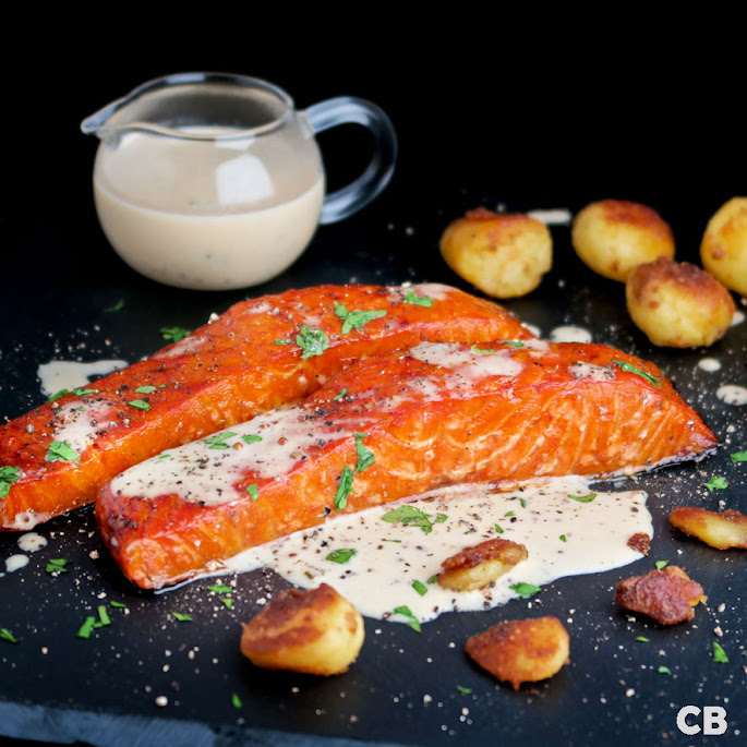 Kerstrecept: warmgerookte zalm met een romig wittewijn-mosterdsausje