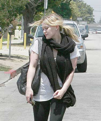 Hilary Duff  Making Deposits Pics