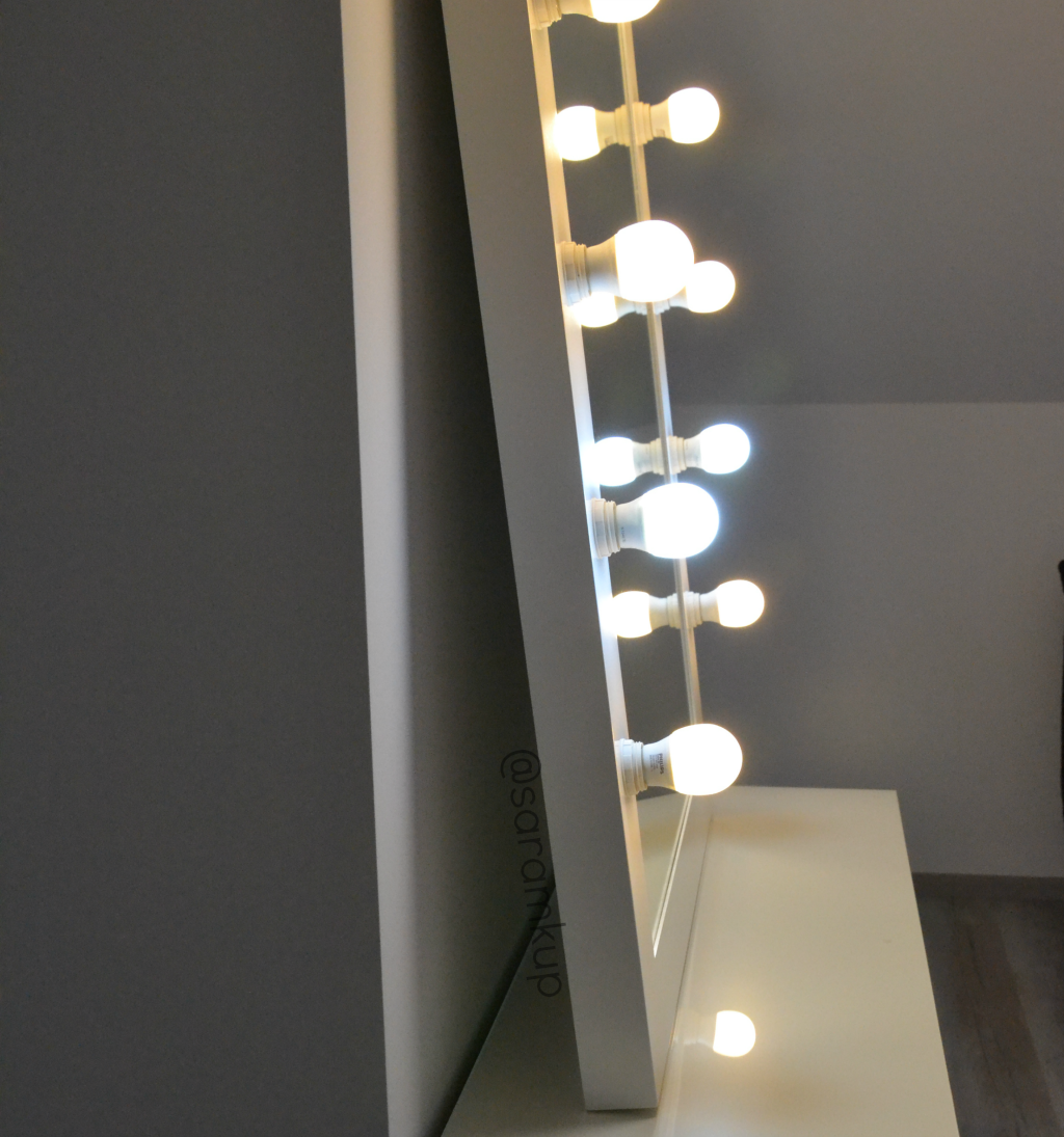 Dale luz a tu maquillaje con estas ideas de más de 30 tocadores de espejo  con luces que te encantarán.