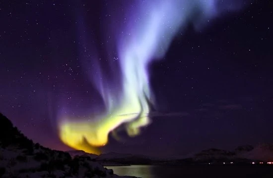 Unik! Aurora Cantik Ini Berwarna Biru