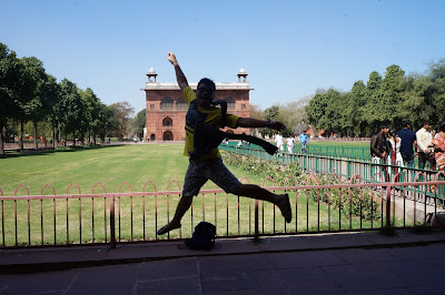 Melompat bahagia bahagia didepan gerbang Red Fort