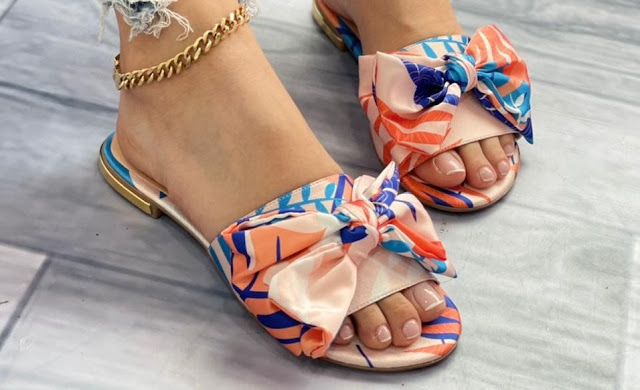 Sandalias planas estampadas