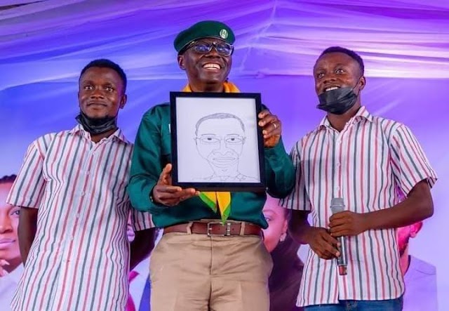 COMIC YOUTH ARTIST BEHIND SANWO-OLU’S FUNNY PORTRAIT FINALLY MEETS THE GOVERNOR