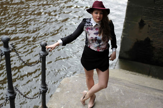 trend 2013, Lilac floppy hat, Hut, black Zara skort, schwarze skorts, Barock shirt, beste deutsche Modeblogger, best german fashion blogger, nude stud steve madden, hamburg, germany, harbor,