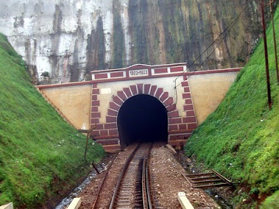 Terowongan Sasaksaat (949 m)