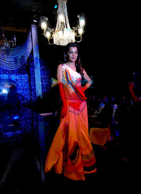 Mugdha Godse walks for Mandira Wirk a IPL party image