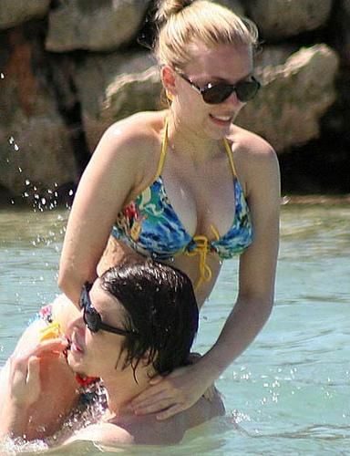 scarlett johanson fakes bikini