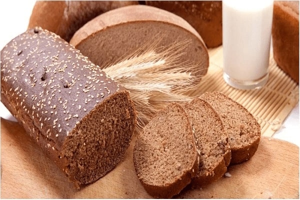 Thành phần dưỡng chất có trong bánh mì sẽ góp phần hỗ trợ điều trị, giảm các triệu chứng nguy hiểm, có tác dụng với tình trạng đau dạ dày.