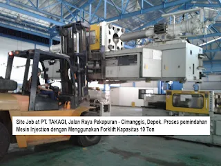 Sebuah Forklift Berkapasitas 10 Ton sedang memindahkan sebuah mesin molding di daerah Cimanggis - Depok