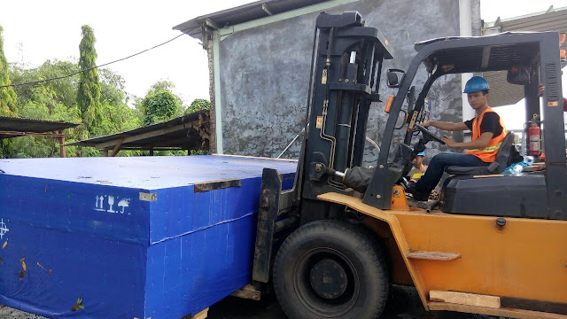 Sebuah Forklift Berkapasitas 10 Ton sedang memindahkan sebuah bak Fiber di daerah Bekasi
