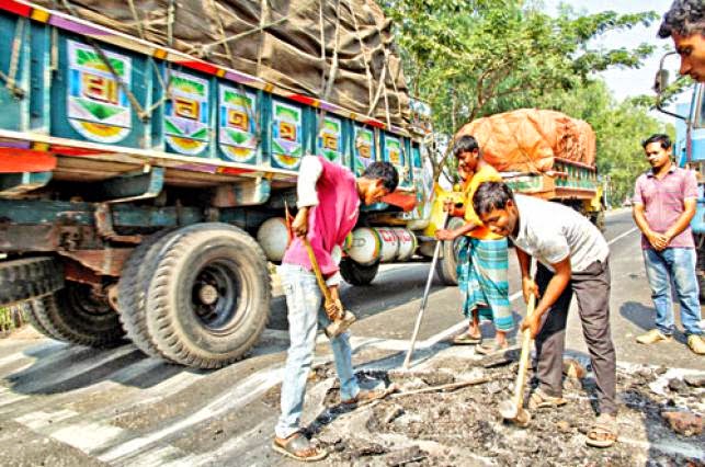 বগুড়ার ৬৫ কিলোমিটারে একের পর এক নাশকতা by আনোয়ার পারভেজ