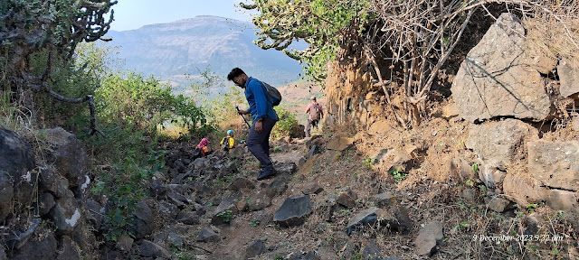 हरगड व मुल्हेर गड ला जोडणारी खिंड