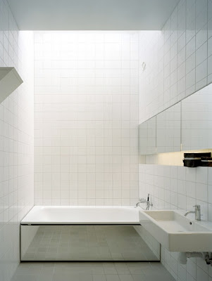 a: Peralatan kamar mandi: bathtub dan shower