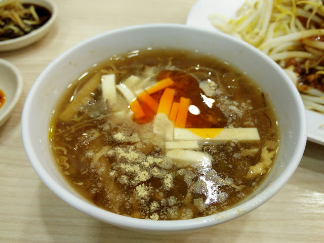 Paulin's Munchies - JingHua XiaoChi at Bugis - hot and sour soup