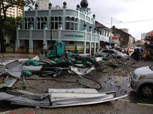 2 Video Dan Gambar Ribut Di Pulau Pinang | Petang semalam ribut kencang telah melanda Pulau Pinang sehingga mengakibatkan sebuah antenna di atas menara UMNO di Jalan Macalister tumbang dan mengenai sekurang-kurangnya 11 buah kenderaan dan mencederakan 3 orang mangsa.