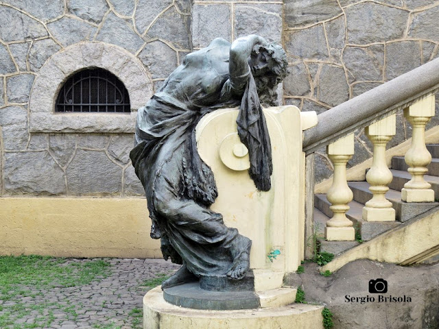 Close-up da Escultura Fosca em bronze do Monumento a Carlos Gomes