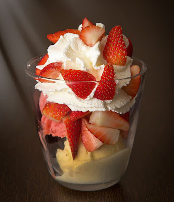 Fresas con nata y helado de galletas maría casero