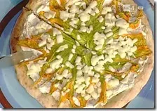 Pizza con fiori di zucca, ricotta e provola affumicata