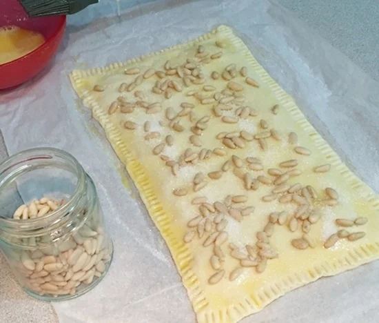 Coca de cabello de ángel con piñones