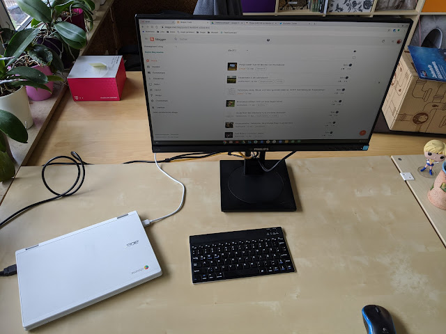 Philips Bildschirm mit Chromebook und Tastatur