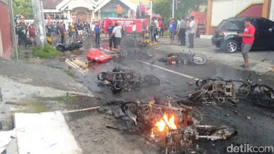 Waduh, Suporter Ngamuk Bakar Motor dan Mobil Warga