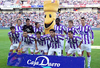 REAL VALLADOLID C. F. - Valladolid, España - Temporada 2008-09 - García Calvo, Asenjo, Óscar Sánchez, Goitom, Álvaro Rubio, Medunjanin; Pedro León, Marcos, Víctor, Javier Baraja y Jonathan Sesma - REAL VALLADOLID 1 (Jonathan Sesma), SPORTING DE GIJÓN 2 (Diego Camacho y Bilic) - 23/05/2009 - Liga de 1ª División, jornada 37 - Valladolid, estadio Nuevo José Zorrilla - En la penúltima jornada, el Valladolid se complica la vida perdiendo en casa con el Sporting - Al final salvaría la categoría clasificándose en 16ª posición