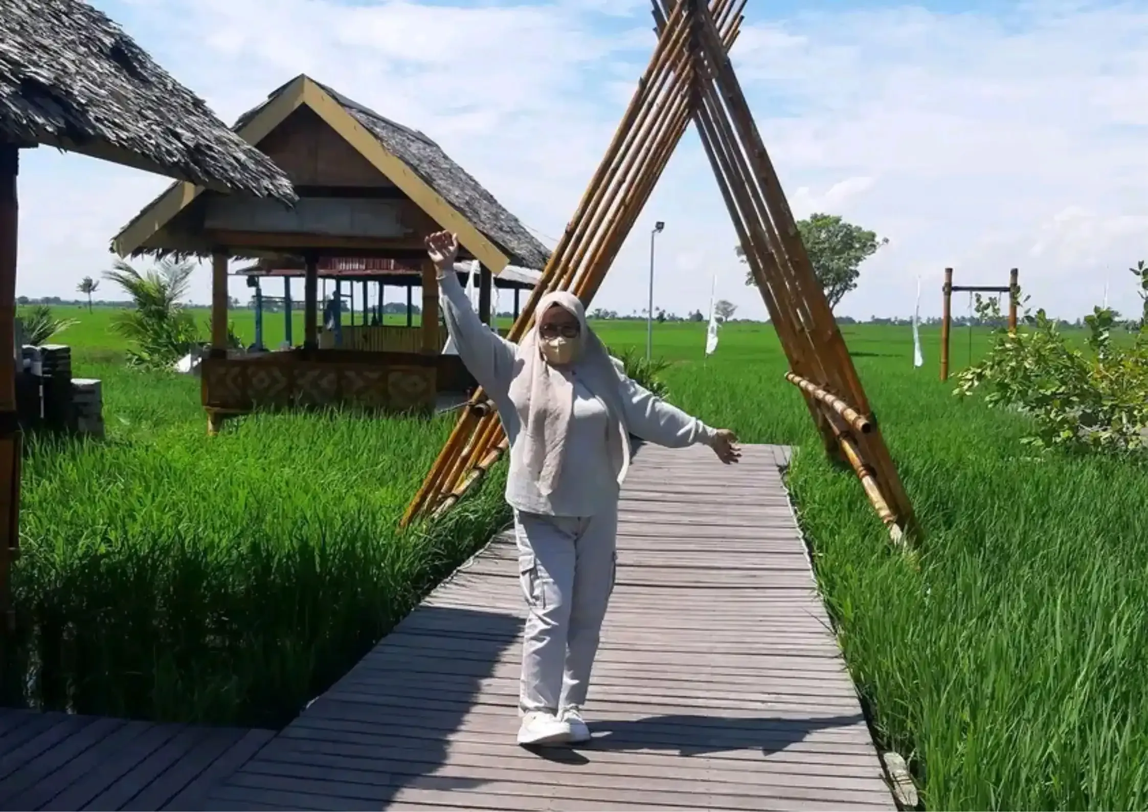 Aktivitas menarik di pinggir sawah Sidrap