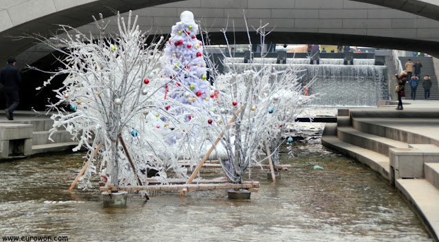 Esculturas de hielo en el arroyo Cheonggyecheon