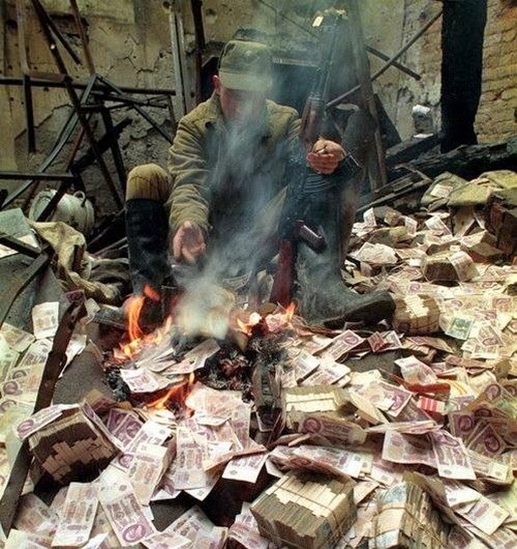 36 Amazing Historical Pictures. #9 Is Unbelievable - 1995, Chechnya, a soldier tries to warm himself.