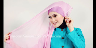 Kreasi Jilbab Segiempat Warna Pink