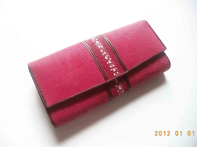 http://paridjogja.com/dompet-wanita/dompet-wanita-kulit-pari-lipat-tiga-merah-maroon.html