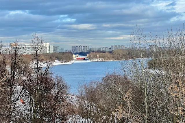 парк Коломенское, вид со смотровой площадки, шлюз № 10 канала имени Москвы, Шлюзовой остров, Москва-река