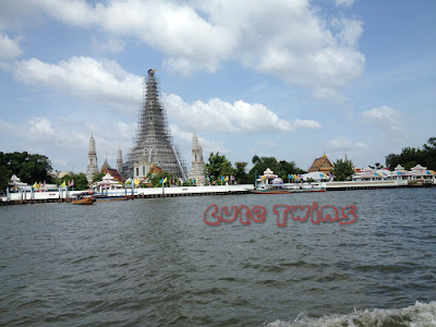 cara menyeberangi sungai chao phraya dengan ferry