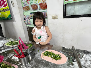 蔥寶寶體驗農場-上星食品觀光工廠是結合農夫下田體驗，小動物餵食和DIY烹飪教室的多元休閒農場。很適合親子活動安排，小朋友戴上斗笠穿上雨鞋稻田裡體驗小農夫的辛苦，也聽農場主人介紹最有名的宜蘭三星蔥生態與相關知識，門票可現場購買或在KKday上事先訂票。第一次體驗農夫下田，還學到一些三星蔥的保存烹飪知識