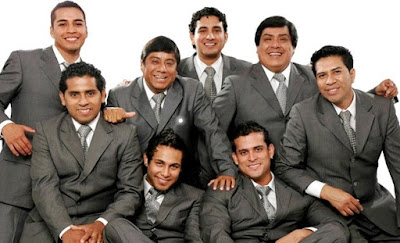 Foto de la Orquesta Hermanos Yaipén posando para sus fans 