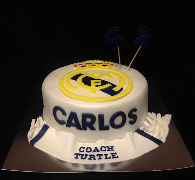 tarta real madrid; real madrid; tarta decorada; tarta fondant; futbol; bufanda; escudo; azul; amarillo; real; madrid; equipo; blanco; cumpleaños; celebración; amigos