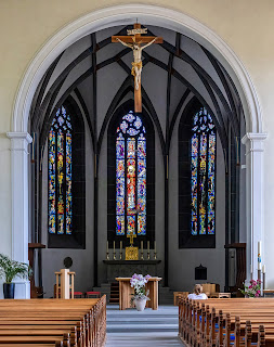 Glasfenster im Chor der Kirche St. Martin in Arbon.