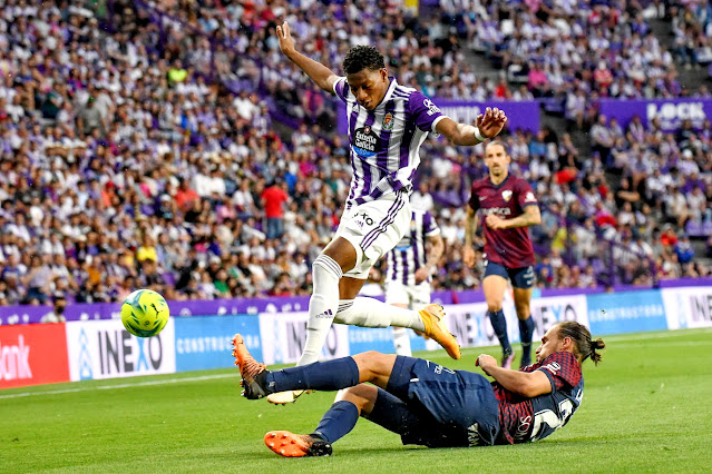 Gonzalo Plata se escapa de Marc Mateu. REAL VALLADOLID C. F. 3 S. D. HUESCA 0 Domingo 29/05/2022, 20:00 horas. Campeonato de Liga de 2ª División, jornada 42. Valladolid, estadio José Zorrilla: 22.397 espectadores.