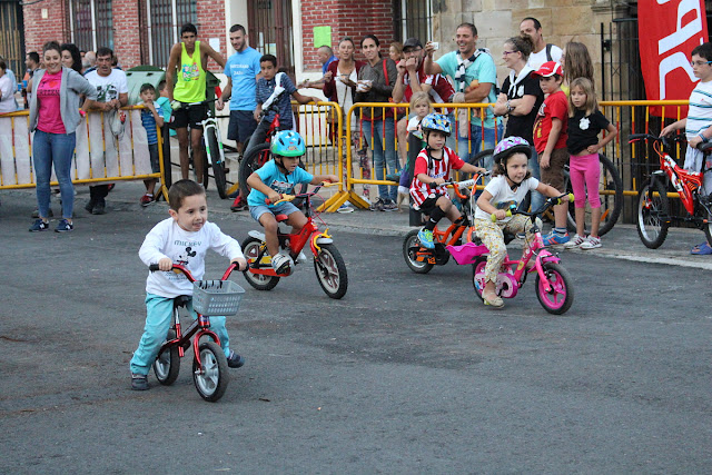 Carrera de bicis en las fiestas de Burtzeña