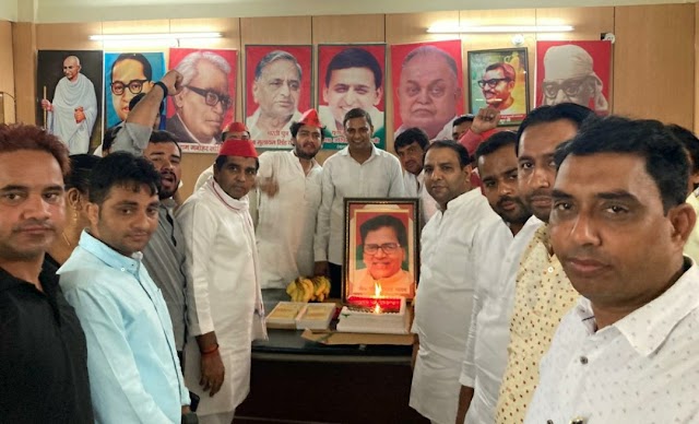 सपा कार्यकर्ताओं ने मनाया प्रो0 रामगोपाल यादव का जन्मदिन।