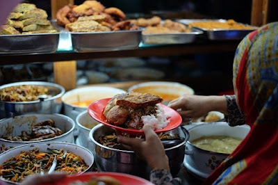 Menu tersaji di Nasi Pecel Ambulance Bu Hana