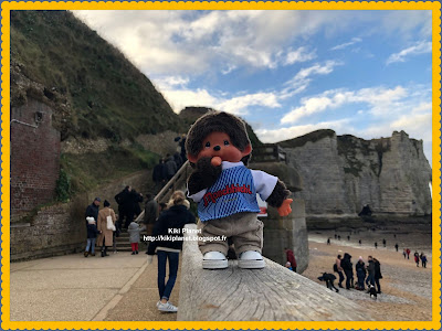 kiki monchhichi etretat normandie falaises galets plage