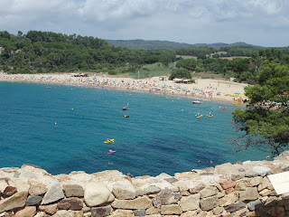 Popular playa de Castell desde el poblado ibérico en  Palamós
