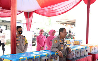 Kapolda Jabar Bagikan Ratusan Paket Sembako Kepada Para Sopir Angkot di Cidahu Sukabumi