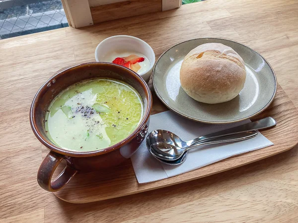 江戸川区篠崎『フラグラントオリーブ』モーニングのスープと丸パンのセット