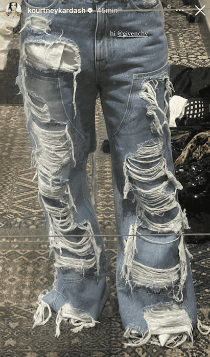 Jeans rasgados largos de Kourtney Kardashian
