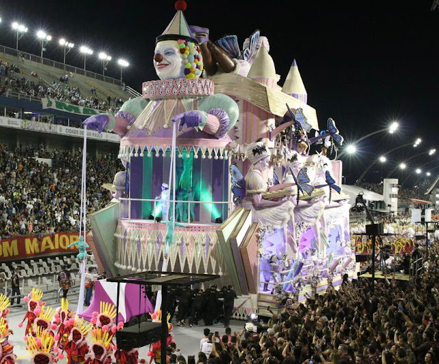 Em segunda noite do desfiles das escolas de samba no Sambódromo do Anhembi, camarotes ficam lotados com atrações, conforto e segurança 