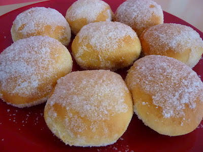 Sugared donuts, ready to eat