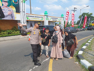 Kapolres Kediri Turun Langsung Urai Arus Lalin di Persimpangan Mengkreng